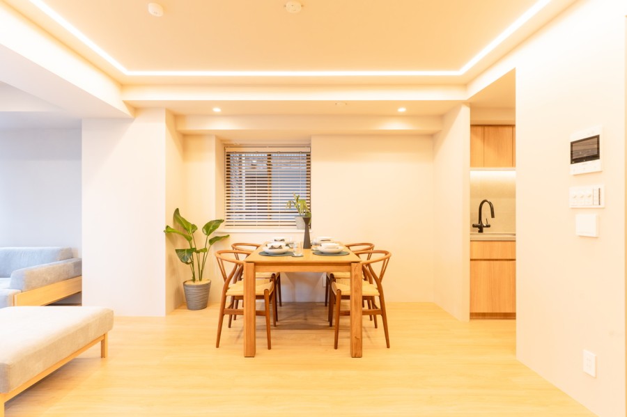 従来の様式美や一過性のトレンドに流されることなく、暮らしの普遍を丁寧に見つめながら、洗練された新しい上質感を目指したお部屋です。