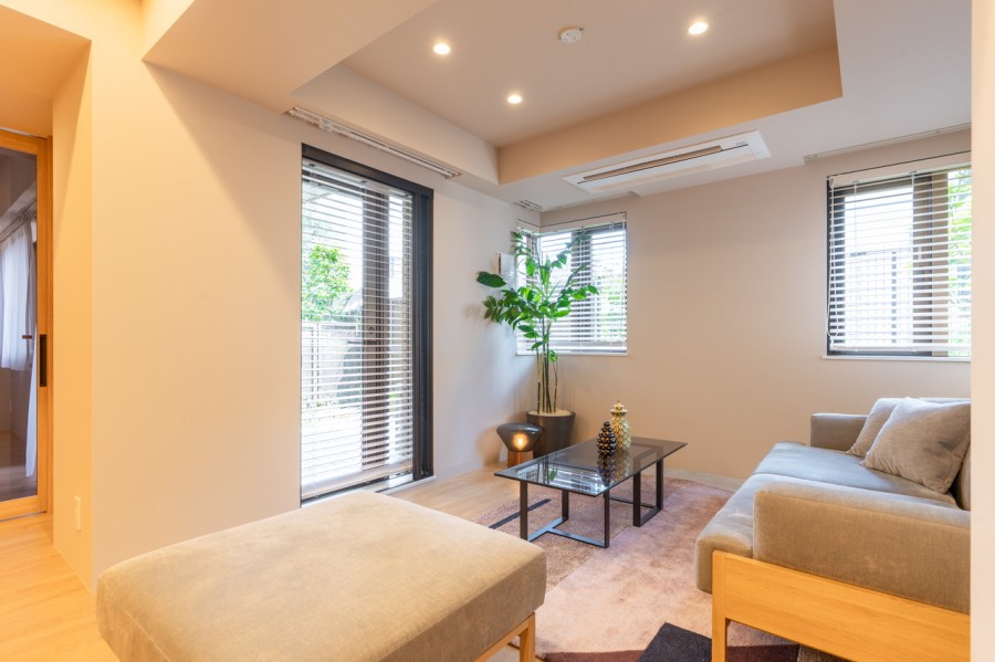 ナチュラル＆モノトーンのカラースキームをベースに、ディテールに特徴的な意匠を施したリノベーションです。給水管・給湯管に至るまで新規交換しました。