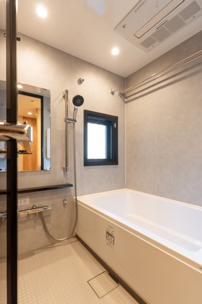 グレイッシュでスタイリッシュとモダン感が溢れるバスルームです。暖房・涼風・換気・乾燥機能付きで1年中快適なバスタイムをお楽しみいただけます。