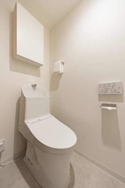 毎日使う場所だからこそ、清潔感と使いやすさを考慮したレストルーム。上部には収納に便利な吊戸棚を備え付けました。