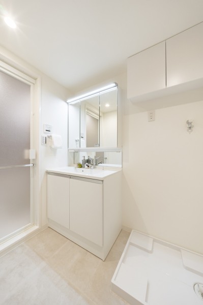 白を基調とした清潔感溢れるデザインの洗面化粧台です。収納豊富な三面鏡タイプ。心からくつろげるプライベートな洗面空間です。