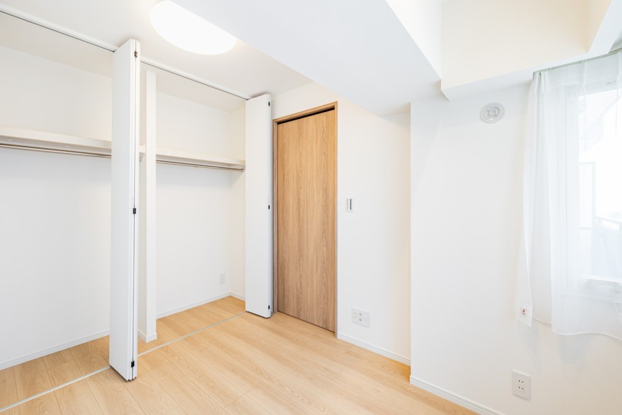 洋室1には、収納しやすい間口の広いクローゼットを備え付けました。居室部分を広々とお使いいただけます。