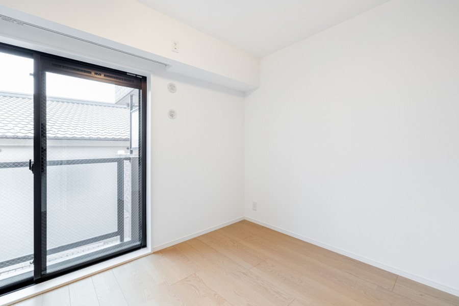 約5.6帖の洋室1は、大きな窓から明るい光が差し込みます。凹凸が少ないので、大きな家具を置けるため、主寝室にぴったりです。