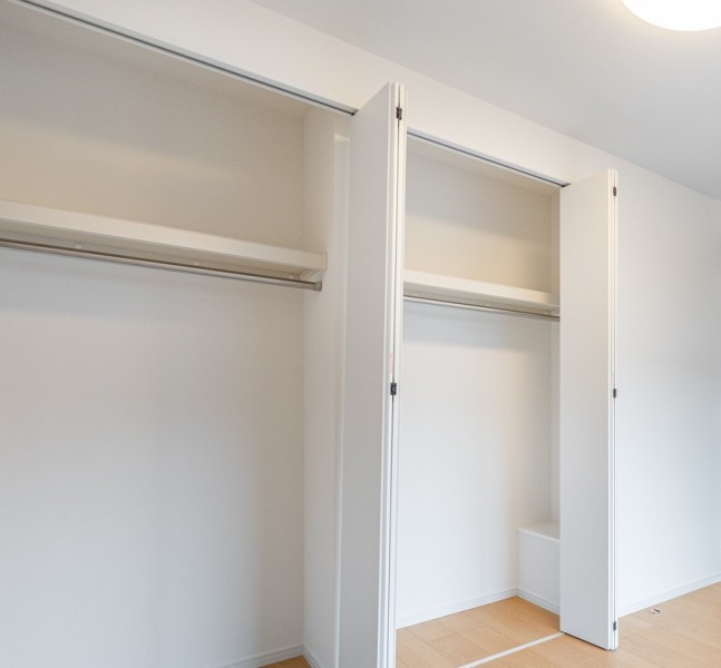 洋室1には、収納しやすい間口の広いクローゼットを備え付けました。居室部分を広々とお使いいただけます。