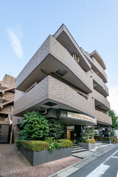 愛住公園が目の前に広がり、新宿御苑まで徒歩10分の、緑溢れる場所に立地する上質な低層マンションです。