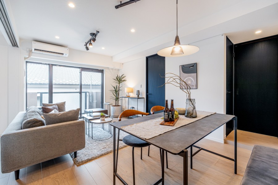 備え付けのピクチャーレールにはアートや植物を飾れます。壁を傷つけることなく、お好みの空間づくりをお楽しみいただけます。