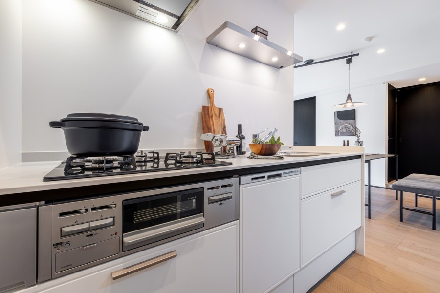 快適な家事動線が確保された壁付けのLIXIL製システムキッチンです。お部屋に美しく溶け込むデザイン。ガラストップのガスコンロは油汚れも簡単に落とせます。