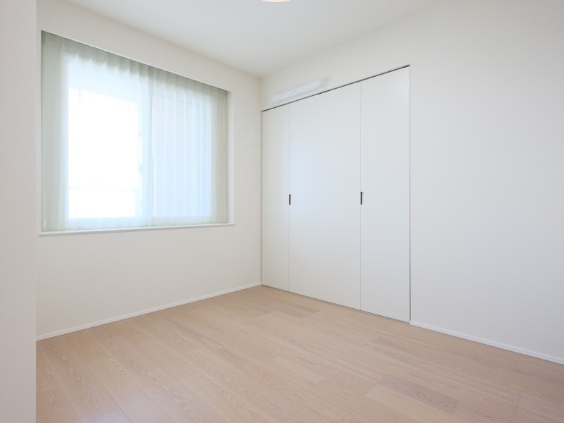 洋室2は約5.4帖の明るいお部屋です。クローゼット付きのため、居住空間を広々お使いいただけます。