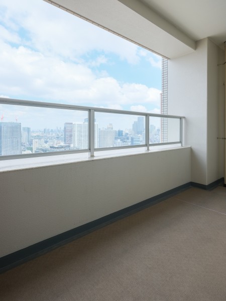 洋室2、3側のバルコニーです。暮らしに大切な光と風をもたらしてくれる、穏やかな安らぎ空間です。