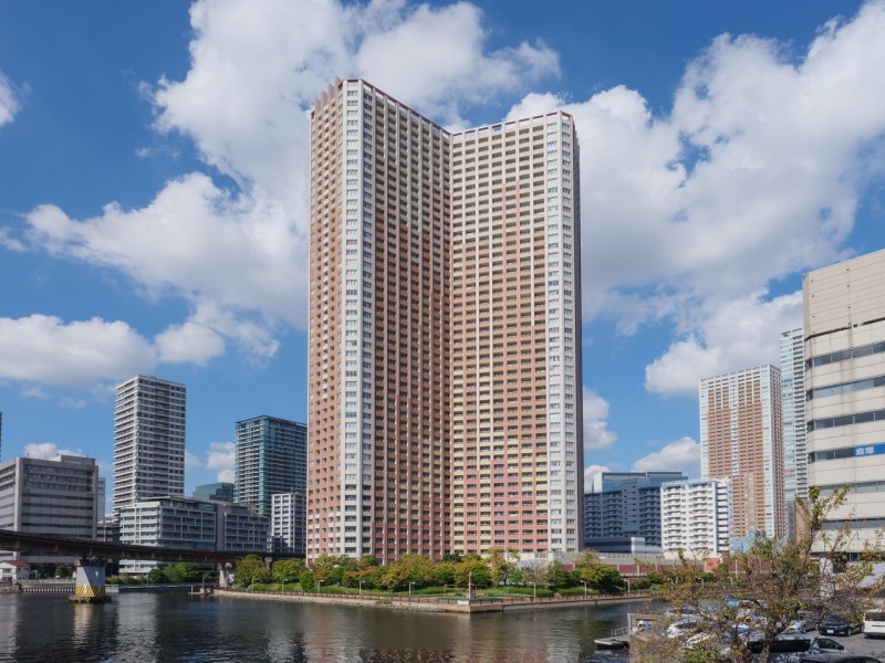 空へと繋がるスマートなシルエットが際立ち、穏やかな居住空間を予感させる外観です。高耐久、高強度コンクリート導入、耐震性の高いチューブ構造による総戸数1095戸の高層タワーレジデンスです。