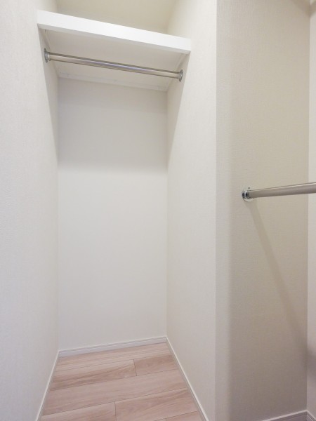 洋室3には、約1.4帖のウォークインクローゼットが備え付けです。荷物や衣類をたっぷり収納いただけます。