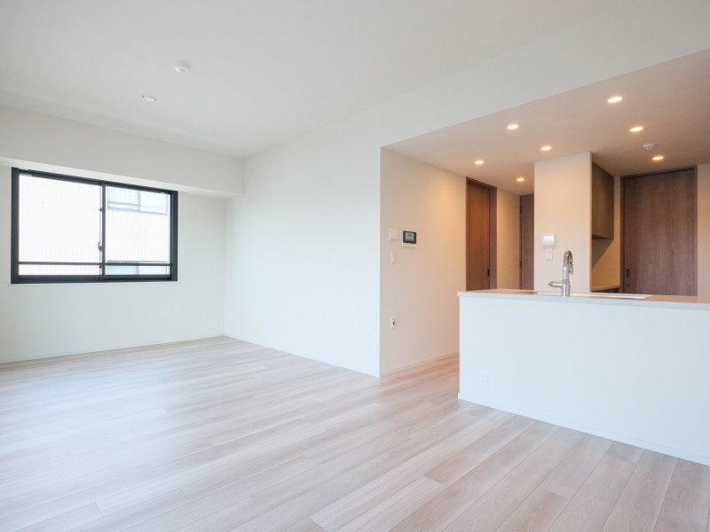 新築未入居の室内は、ホワイト基調のナチュラルテイストな内装に仕上がっています。どんなインテリアにも馴染みやすい、柔軟性の高い住まいです。