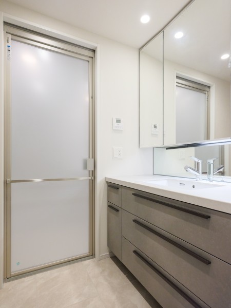 大きな三面鏡を構えた洗面化粧台には豊富な収納が備わっています。細々としたものが散らかりがちなスペースを、すっきりと保ちながらお使いただけます。