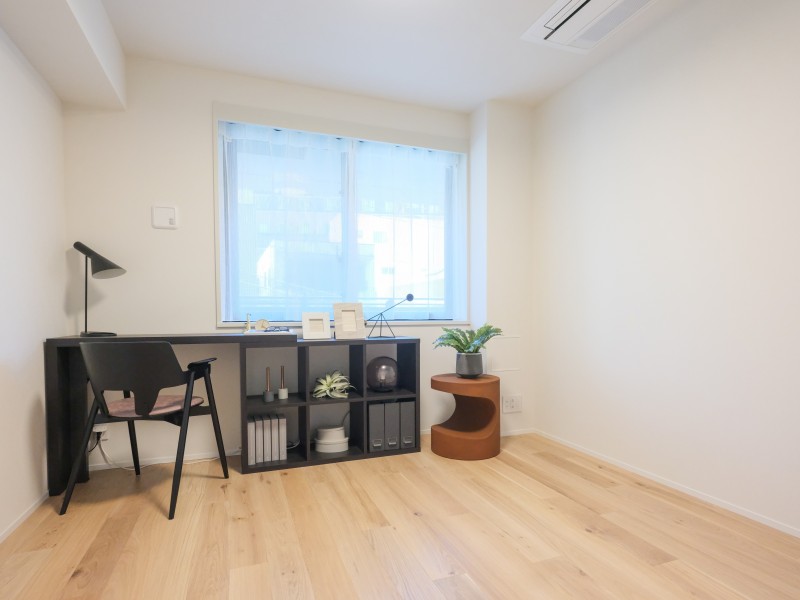 洋室2はバルコニーに面した約6.2帖の明るいお部屋です。クローゼットが備わっているため、居住スペースも広くお使いいただけます。