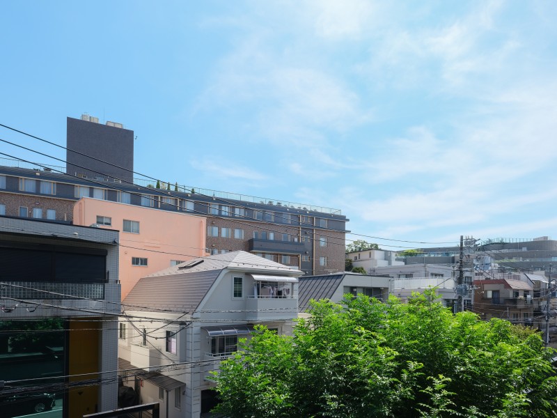 バルコニーからの眺望です。視線を上げると伸びやかな青空が臨めます。都心でありながらも、喧騒を忘れさせる穏やかさがあります。