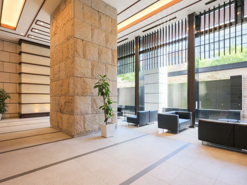 柔らかな自然光が降り注ぐエントランスラウンジです。大きくひらけた空間はまるでリゾートホテルにいるかのような上質感を漂わせ、心落ち着く時間が流れます。