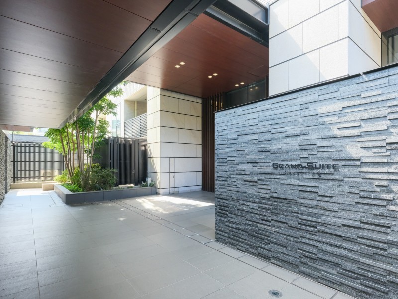 暖かい木漏れ日が差し込むエントランスファサードです。広尾駅まで徒歩６分という立地であり、都心ならではの利便性を享受する暮らしが叶います。