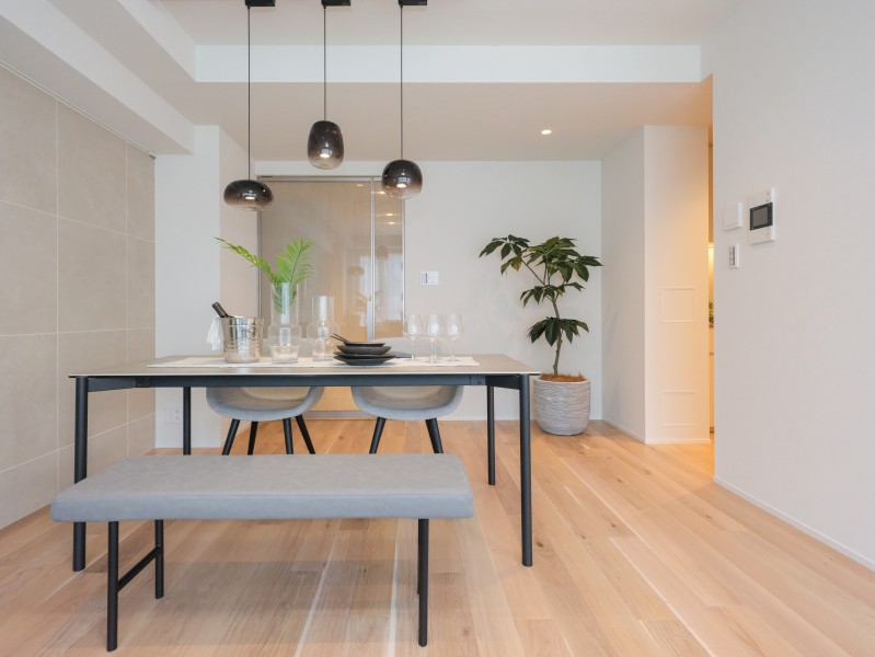 木のぬくもり感じるフローリング材や、アクセントに上質感を演出する石調デザインタイルを採用しています。