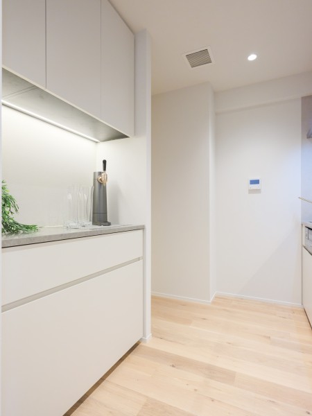 背面には収納力を上げてくれるカップボードを備え付けています。調理家電を置くもよし、作業スペースとして使うもよしの便利な配置設計です。