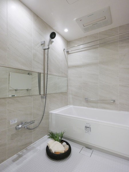 ホワイト基調のストーンデザインを取り入れたゆったりとしたバスルーム。身も心もしっかりと癒す、安らぎ空間が広がります。