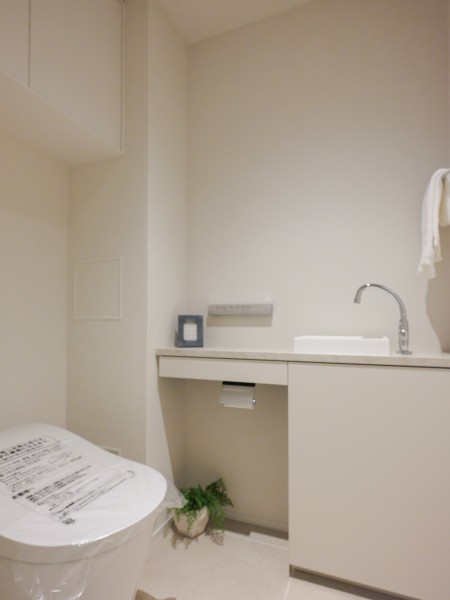 レストルームにはスマートなタンクレストイレを採用。手洗いカウンター付きのため、来客時などにも動線を気にすることなくお使いいただけます。