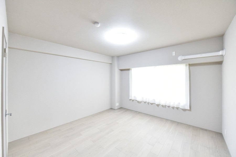 .北側のバルコニーに面した洋室2（約9.0帖）は一日を通して優しい光が差し込むお部屋です。リビングから離れて静かに心と体を休めることができる空間です。