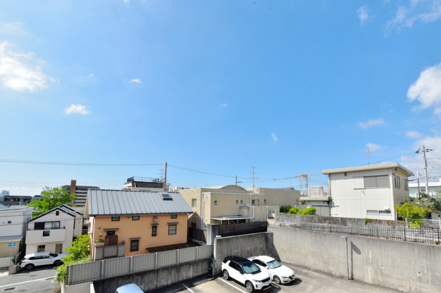 周辺は戸建てや低層マンションが建ち並ぶ静かな環境です。南東向きのバルコニーですので、優しく柔らかな光が差し込みます。毎日の暮らしの中でホッと一息つきたくなるようなスペースです。