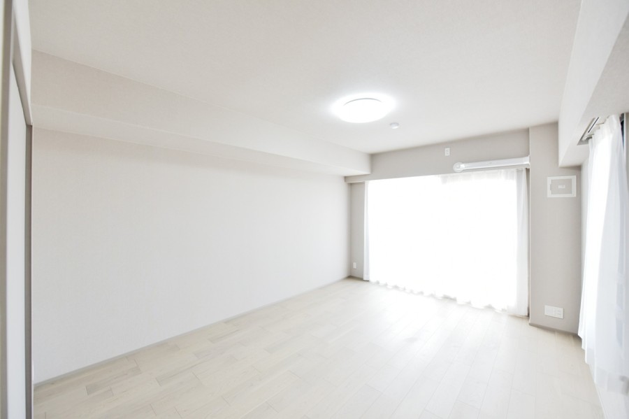 洋室1（約11.0帖）は南向きの大きな窓から優しい光が差し込む空間です。凹凸もなく、家具の配置がしやすいので居室を広々と使用できます。リビングインのお部屋で、家族の気配を感じながらくつろげます。