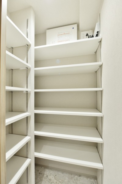 玄関には大容量のシューズインクローゼットを設置しています。棚の高さを調整できるので様々なサイズの靴をたっぷり収納できます。お出かけの際にサッと取り出したいレイングッズの収納にも便利です。