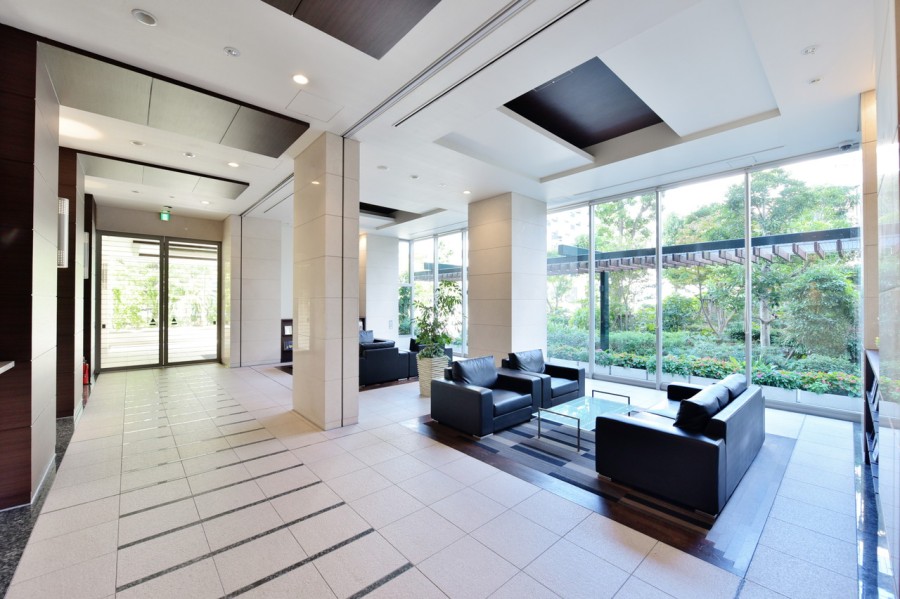 管理人常駐で管理体制も良好、共用部分もいつもきれいに保たれています。大きなガラス張りのエントランスホールからは外の美しく整えられた植栽を眺めることができ、家族やゲストを優しく迎えてくれます。