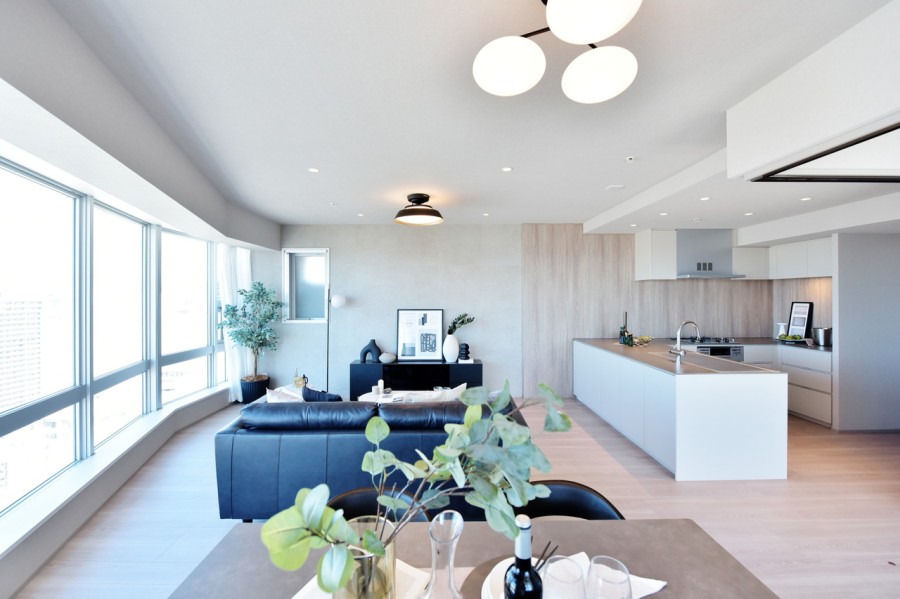 リビングに入った瞬間、まず目に飛び込んでくる大きな窓からの開放的なパノラマ眺望が印象的なお部屋です。二面採光で明るく開放感があり、床暖房完備でのびのびとくつろげます。