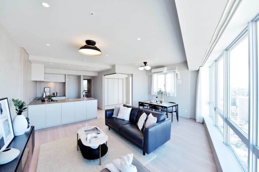 26階部分の南西角住戸で、大きな窓から明るい光が差し込むＬＤＫ、安らぎと心地よさを感じる空間です。カーテンを開くと、大阪市内の街並みを眺めることができます。