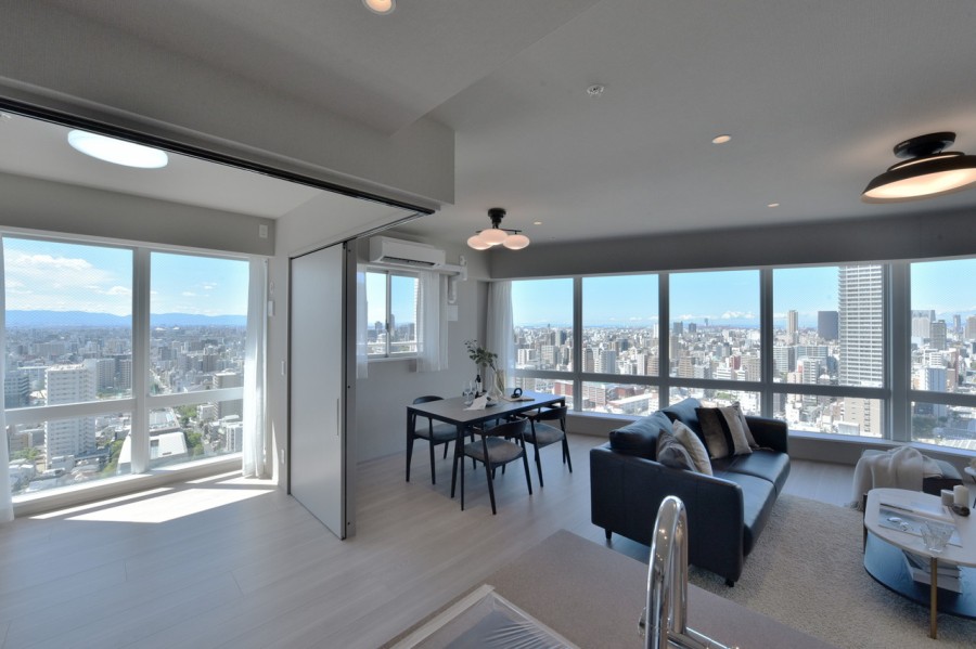 リビングの隣の洋室３を開放すると、西面・南面のパノラマ眺望が楽しめます。すべての居室が南面に開口部がありますので、明るく眺望良好なお部屋です。