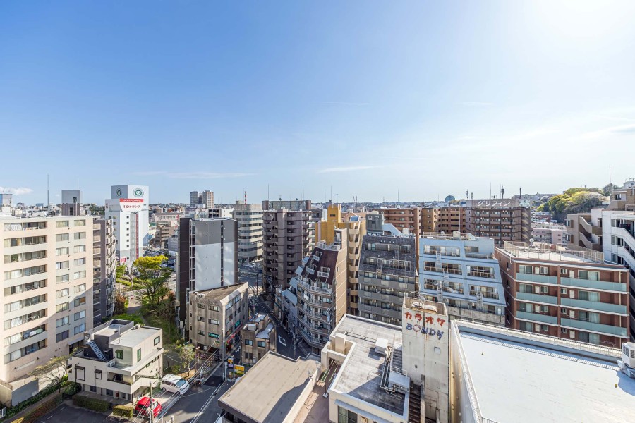 バルコニーからの眺望です。目の前に大きな建物がなく開放的で、見上げると青々とした空を仰ぐことができます。