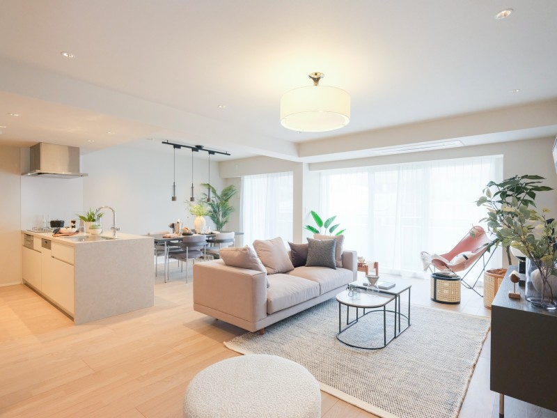 約25.2帖の広さを誇る広々としたLDKは南東向きで陽当たり良好。穏やかな時間に纏われた心安らぐ居住空間です。