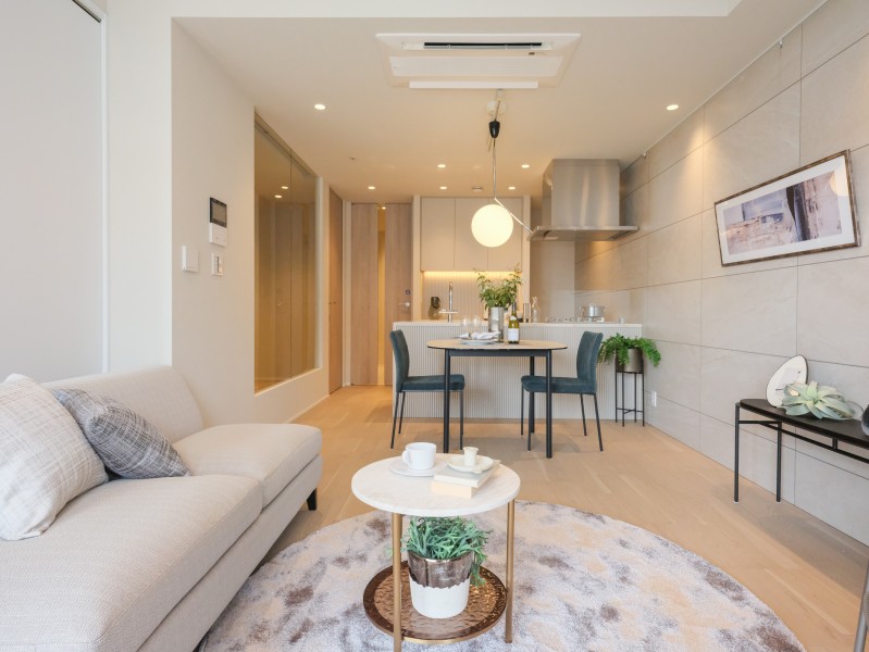 約14.5帖、ガラス間仕切りと3本引き戸で開放感のあるリビングダイニングルームです。LD部分には床暖房を敷設し、これから到来する秋冬の季節も快適な温度でお過ごしいただけます。