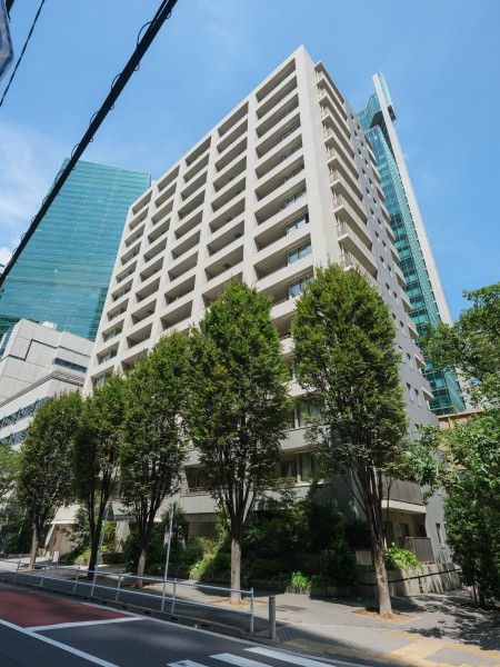 森ビル旧分譲・地震の揺れを吸収する免震構造を採用した15階建てマンションです。「六本木一丁目」駅まで徒歩1分、「麻布台」や「六本木」の利便性を享受する立地です。