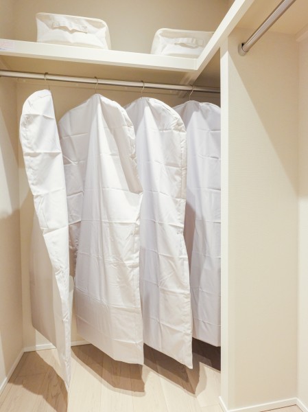 サービスルーム（納戸）にはクローゼットに加えて、ウォークインクローゼットが備わっています。衣類やオフシーズン家電なども収納いただけます。