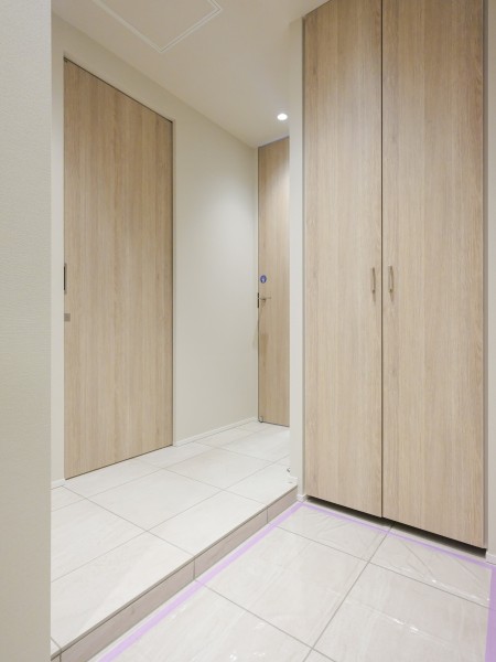 気品漂う大理石調タイルと、木のぬくもりを感じるウッド材が調和した玄関スペースです。人感センサー照明を設置しているので、暗がりでスイッチを探す必要がなく、いつでも明るい空間がお帰りをお待ちしています。