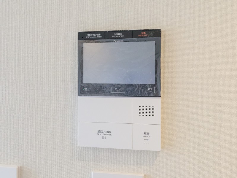 ◆TVモニター付きインターホン◆訪ねてきた相手をモニター越しに確認でき、防犯対策に役立ちます。インターホン越しに話をすることが可能です。