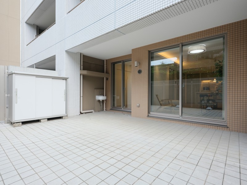 リビングや洋室3と繋がる約39m²のひろびろとした開放感あふれるテラスです。スロップシンクが備わっており、園芸など様々な用途にお使いいただけます。