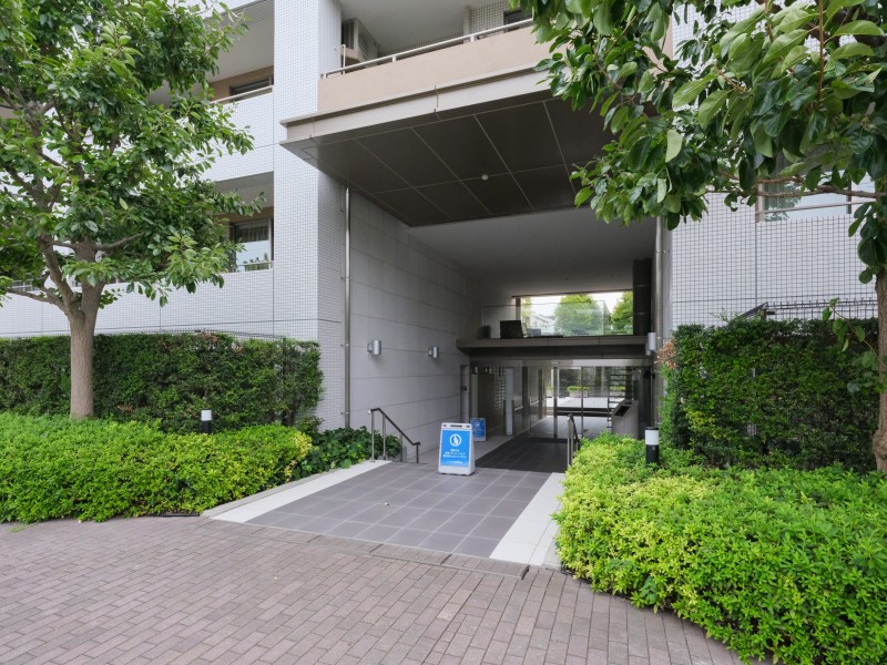 植栽の緑が心地の良さを演出するエントランスです。お手入れが行き届いた綺麗な共用部が、安らぎに満ちた暮らしへ誘います