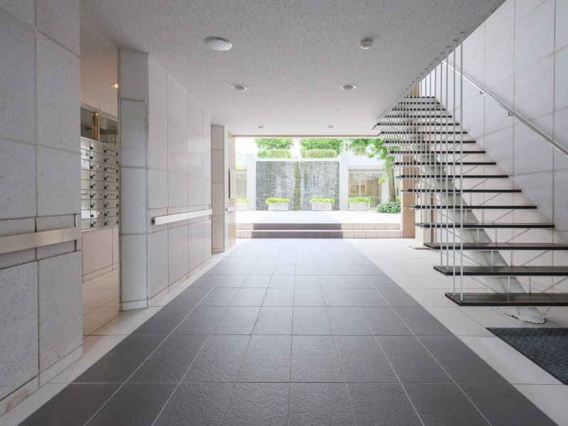 モダンで清潔感が溢れるエントランスロビーです。落ち着いた空間の中に心やすらぐグリーンが映え、洗練された印象です。