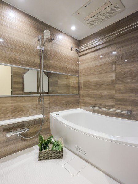 光沢のある木目調パネルが高級感を漂わせるバスルームです。毎日のバスタイムを贅沢に、豊かにしてくれるバスルームです。