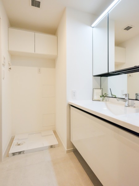 ゆったりとした横長の洗面化粧台です。カウンタースペースが広く鏡も大きいのが特徴です。入浴後の豊かな時間を演出し、心からくつろげるプライベート空間です。