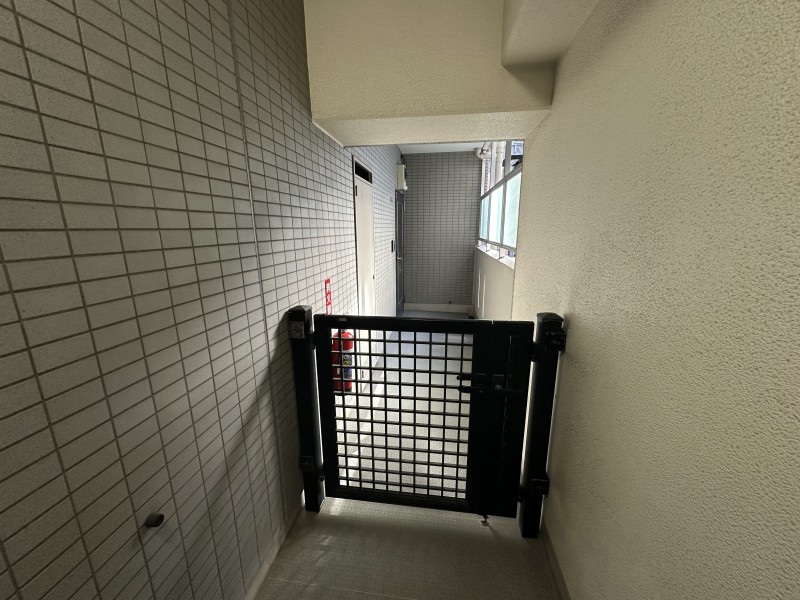 玄関前には、約6m²の広々とした専用ポーチがあります。角部屋であり、更に玄関前のポーチがあることでお部屋の独立性を高め、プライバシーを保ってくれます。