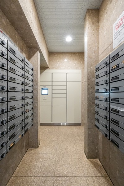 ◆宅配ボックス◆24時間いつでも荷物受け取りが可能。プライベートの時間を邪魔されず、配達時間も気にせず過ごすことができる便利な設備です。