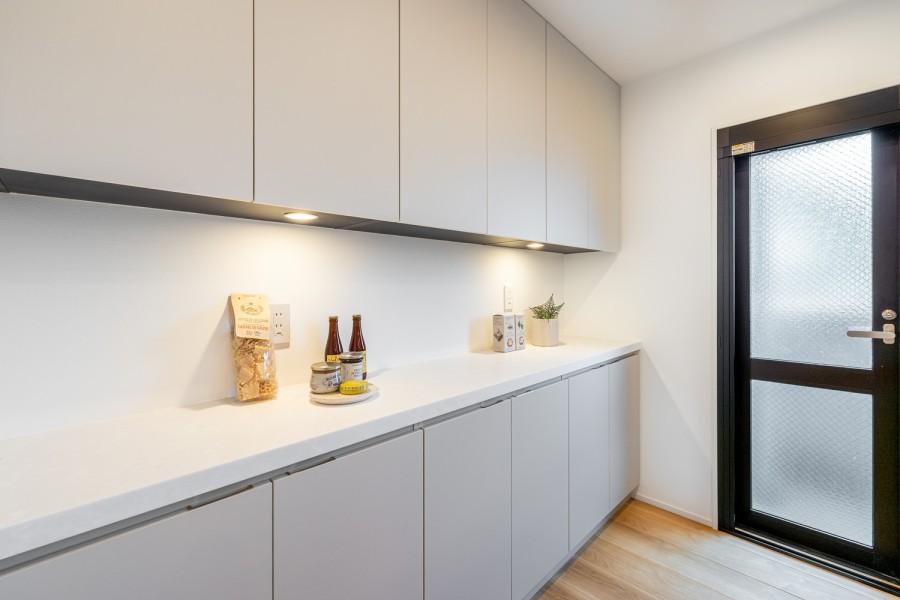 背面にはキッチンとお揃いでスタイリッシュなカップボードを備え付けました。