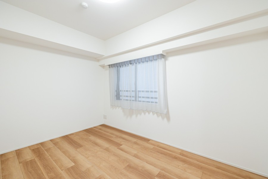 洋室1では温もりを感じるフローリングやホワイトで統一された壁紙がやわらかい雰囲気を演出してくれます。