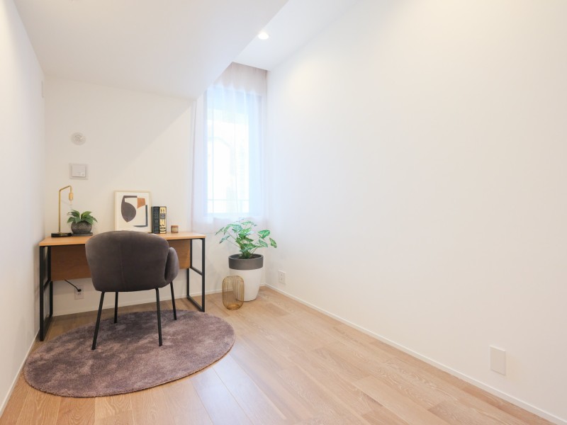 約4.7帖の洋室2です。柔らかな光が長く続く北向きのため、勉強や読書など落ち着いて作業するワークスペースに最適です。